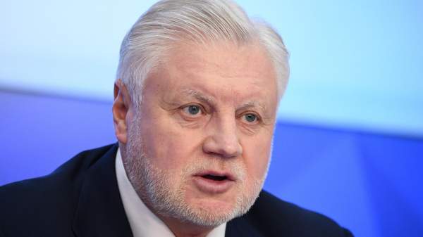 Read more about the article Миронов предложил запретить трудовым мигрантам привозить семьи в Россию вахтовым методом