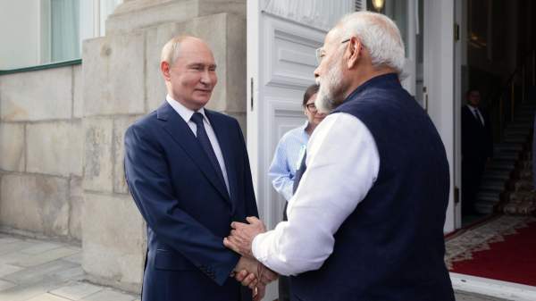 Read more about the article Песков: Путин и Моди перед переговорами с участием делегаций общаются тет-а-тет