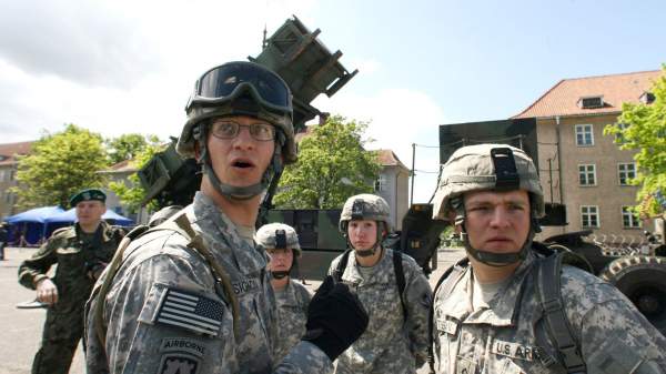 Read more about the article Life: американские военные задержали россиянок, искавших “Макдоналдс”