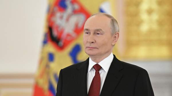 Read more about the article Путин принял в Кремле главу МИД Вьетнама Ле Хоай Чунга
