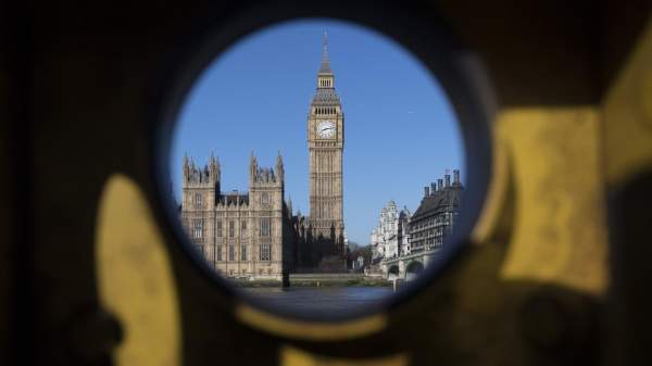 Read more about the article DE: глава партии Reform UK Фараж поспорил из-за снятия украинского флага в Эссексе